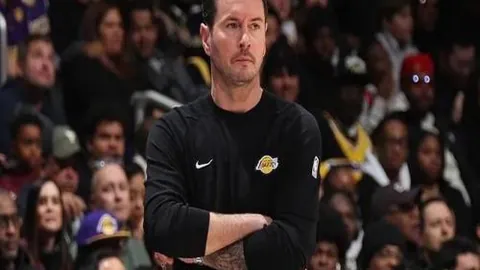 “曼联欲揽巴萨弃将卡萨多，却眼睁睁错过鲁本内维斯，英超转会窗风云再起！”